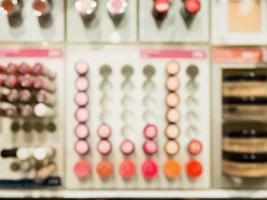 ensembles de maquillage dans un magasin de cosmétiques photo