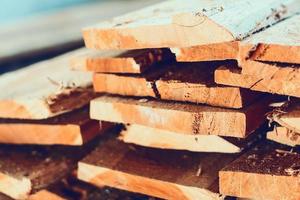 grande pile de planches de bois photo