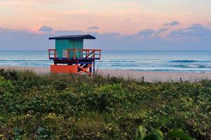 coucher de soleil sur la plage sud de miami photo