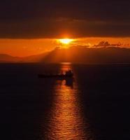 navires au coucher du soleil photo