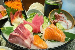 sashimi serti de thon saumon sur glace photo