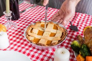 femme préparant le dîner de thanksgiving à la cuisine à la maison photo