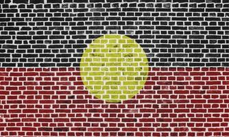 Drapeau des aborigènes australiens peint sur un mur de briques photo