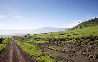 chemin dans le cratère du ngorongoro.