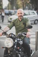 bel homme d'âge moyen motocycliste photo