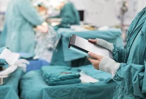 chirurgien, utilisation, tablette numérique, dans, salle opération photo