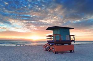 lever du soleil sur la plage sud de miami photo