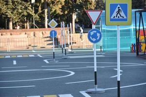 route pour enfants avec panneaux de signalisation et marquages photo