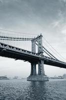 pont de manhattan noir et blanc photo