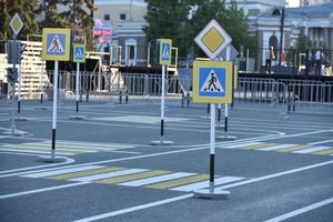 route pour enfants avec panneaux de signalisation et marquages photo