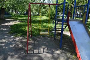 balançoire et toboggan en fer complexe pour enfants photo