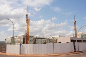 brasilia, brésil 13 juin 2022 une machinerie lourde de conducteur de pile utilisée pour creuser un trou pour le support structurel de nouveaux immeubles commerciaux et d'appartements dans le bloc 511 du nord-ouest de brasilia photo