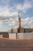 brasilia, brésil 13 juin 2022 une machinerie lourde de conducteur de pile utilisée pour creuser un trou pour le support structurel de nouveaux immeubles commerciaux et d'appartements dans le bloc 511 du nord-ouest de brasilia photo