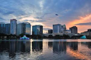 coucher de soleil orlando sur le lac eola photo