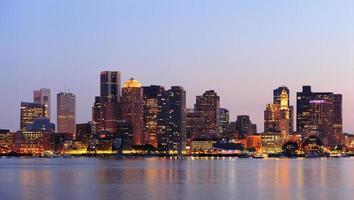 panorama du centre-ville de boston au crépuscule photo