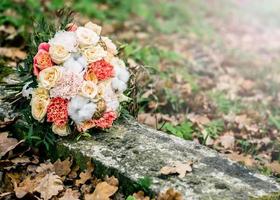 bouquet de mariée de différentes fleurs gisant sur le sol