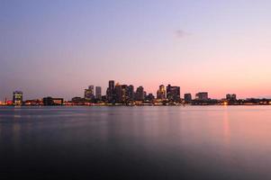 panorama du centre-ville de boston au crépuscule photo