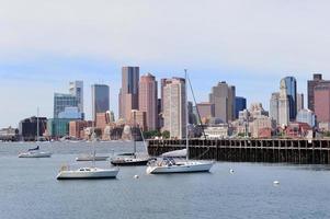 bateau à voile et centre-ville de boston photo