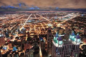 vue aérienne urbaine de chicago au crépuscule photo