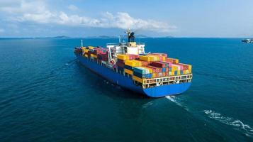 poupe d'un grand cargo import export boîte de conteneurs sur l'océan mer sur fond de ciel bleu concept de transport logistique et service au client et changement d'approvisionnement photo