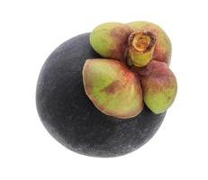 Fruit de mangoustan entier isolé sur fond blanc photo