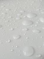 gouttelettes d'eau sur fond blanc. pour le fond sur la bruine avec des gouttes naturelles. photo