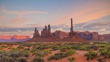 Totem et dunes de sable à Monument Valley, Arizona usa photo