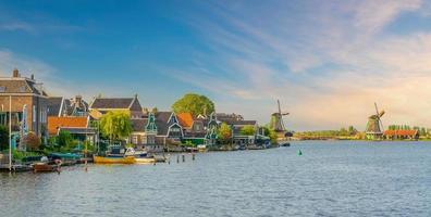 vieux village traditionnel avec des moulins à vent hollandais à amsterdam, pays-bas photo