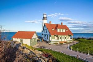 phare de portland dans le ciel bleu du maine photo