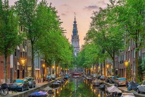 skyline du centre-ville d'amsterdam. paysage urbain aux pays-bas photo