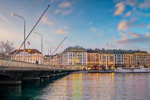 toits de la ville de genève avec le lac léman, paysage urbain de la suisse photo