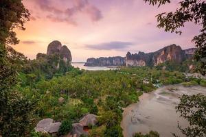 belle vue sur la plage de railay, krabi, thaïlande depuis la vue de dessus photo