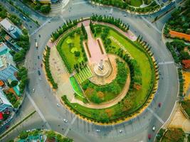 vung tau vue d'en haut, avec rond-point, maison, mémorial de la guerre du vietnam au vietnam. c'est le plus grand rond-point de vung tau. photo