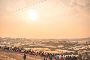 magnifique paysage de coucher de soleil dans la vallée de la serre agricole de la ville de da lat. la lumière de la serre pour faire pousser des fleurs à dalat. concept de voyage et de paysage photo