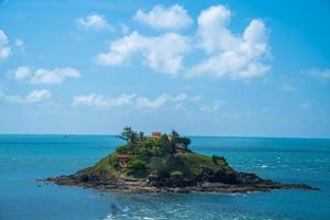 temple hon ba la langue vietnamienne est mieu hon ba est une petite pagode située sur l'île de la ville de vung tau, au vietnam. les gens marchant dans la roche pour visiter le temple au milieu du mois. photo