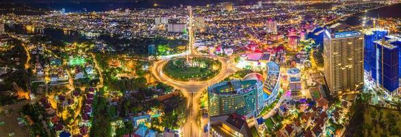 vue panoramique sur la côte vung tau d'en haut, avec rond-point, maison, mémorial de la guerre du vietnam au vietnam. photographie longue exposition la nuit. photo