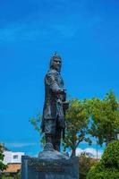 statue de tran hung dao dans la ville de vung tau au vietnam. monument du chef militaire sur fond de ciel bleu photo