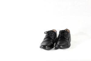 chaussure de luxe en cuir noir pour homme sur fond d'isolement blanc. photo