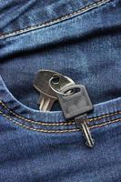 deux clés dans la poche du jean. photo verticale