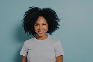 belle femme afro-américaine souriante avec des cheveux noirs bouclés et un sourire rayonnant photo