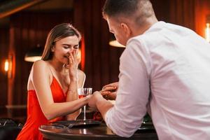 faire une demande en mariage. un couple romantique dîne au restaurant photo