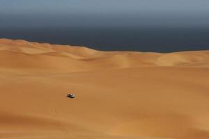 rouler à l'extérieur. voiture dans les déserts d'afrique, namibie photo