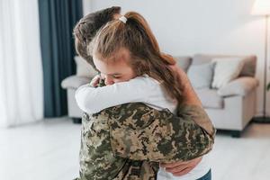 se rencontrent enfin. soldat en uniforme est à la maison avec sa petite fille photo