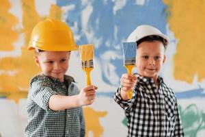 les enfants veulent la paix en ukraine. deux garçons peignant des murs dans la chambre domestique photo