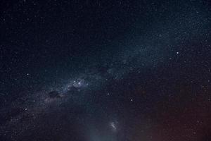 vue majestueuse sur un ciel clair avec des étoiles et une voie lactée dans l'espace photo