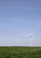 énergie durable - éolienne sur un terrain photo