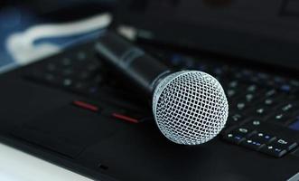 microphone sur ordinateur portable avant une présentation photo