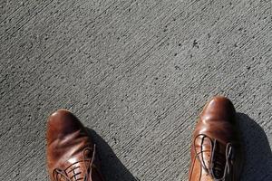 concept de choix et espace de copie - chaussures sur le sol photo