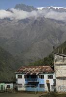 chojlla, bolivie - 10 juin 2016 - terrain de football dans le village de montagne de chojlla, une destination du sentier takesi, avec des montagnes en arrière-plan. photo