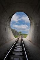 chemin de fer en tunnel avec sortie vers l'extérieur photo